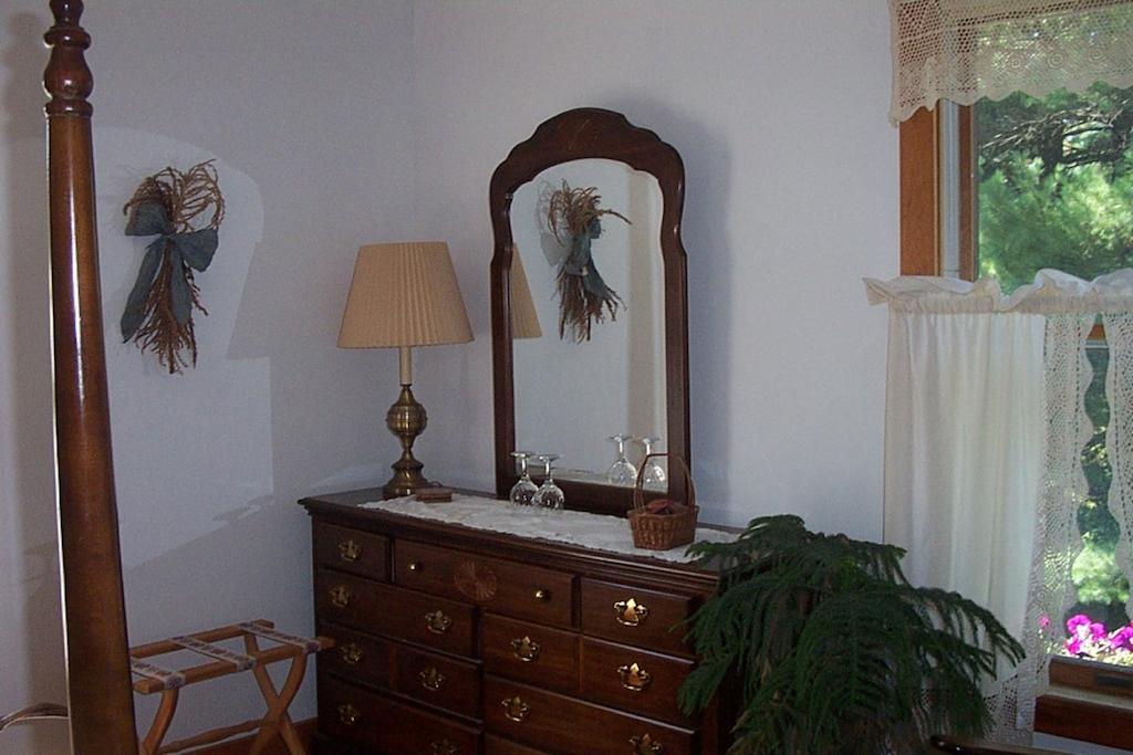 Chesapeake Inn Of Lenox Rum bild